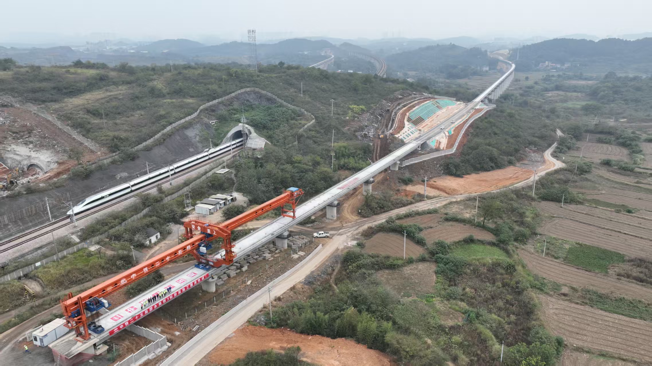 The last box girder is erected on the Yongzhou section of the Shaoyang-Yongzhou High-speed Railway，on Oct. 25, 2026. (Xinhua)